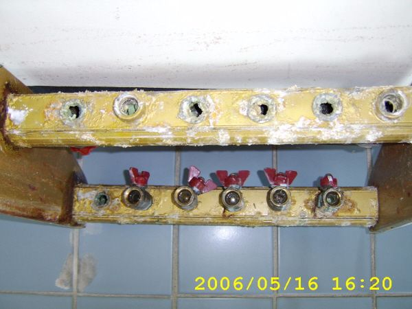 일산 모 빌라 11년된 난방분배기 공구만대도 ???(분배기누수로인하여밑에집으로누수되었읍니다)